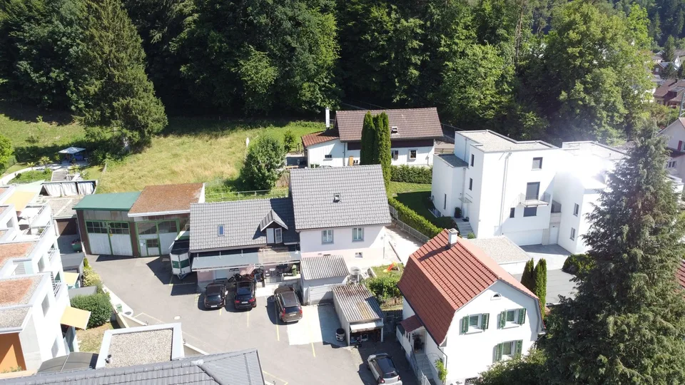 2 maisons avec 8 chambres et une grande terrasse à Kollbrunn à vendre
