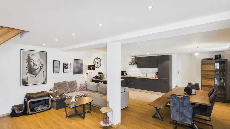 2 maisons avec 8 chambres et une grande terrasse à Kollbrunn à vendre