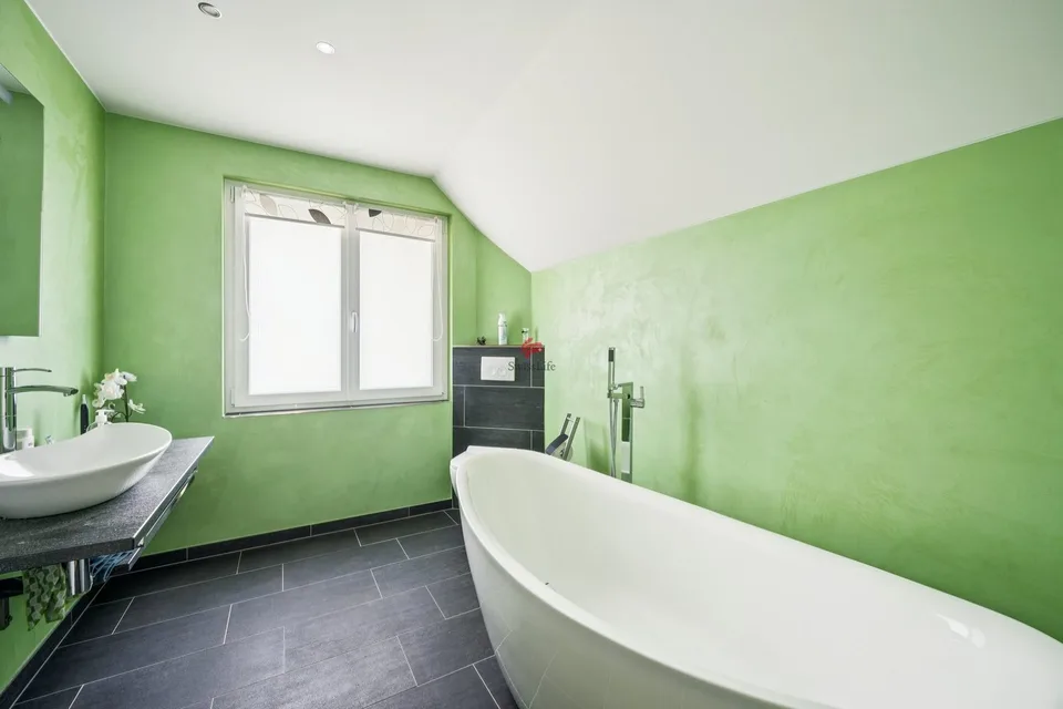 Maison individuelle dépendante très bien entretenue avec piscine