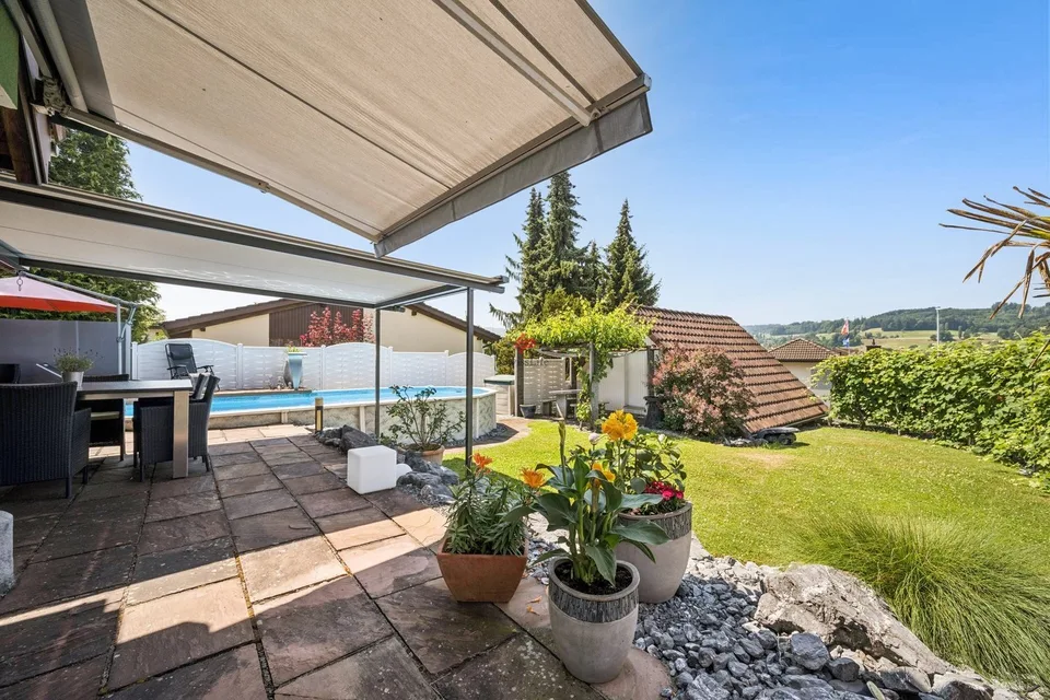 Maison individuelle dépendante très bien entretenue avec piscine