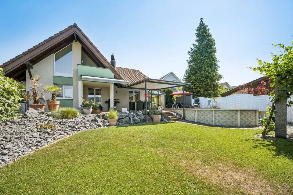 Maison individuelle dépendante très bien entretenue avec piscine
