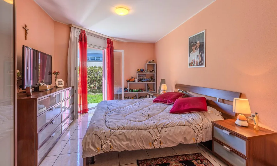 Belle villa 6.5 pièces avec jardin plat à Contone