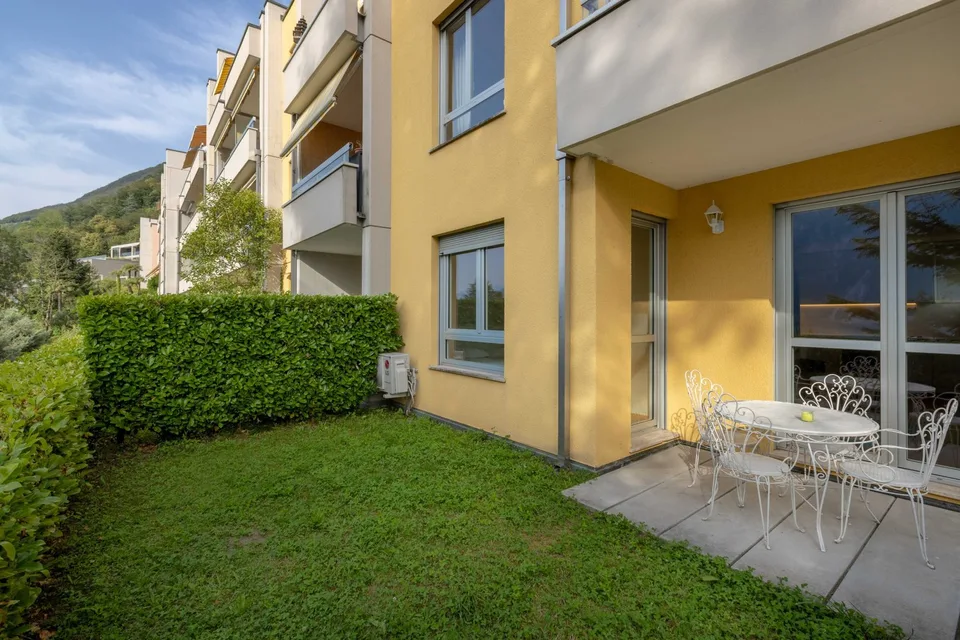Stunning 2.5-room apartment with lake view and garden in Bissone