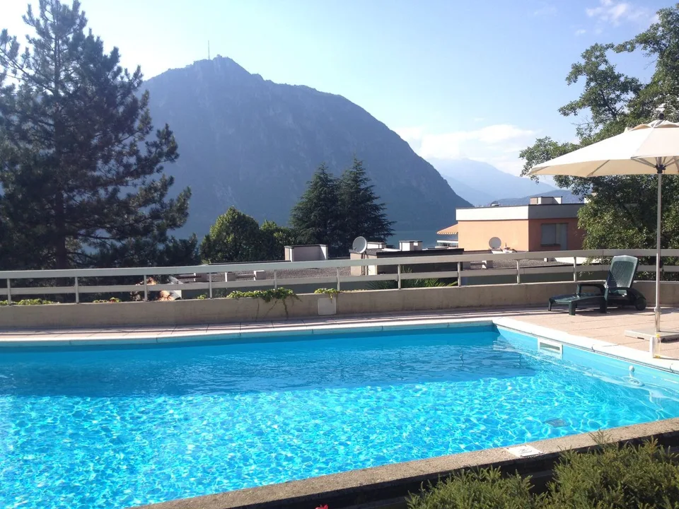 Stunning 2.5-room apartment with lake view and garden in Bissone
