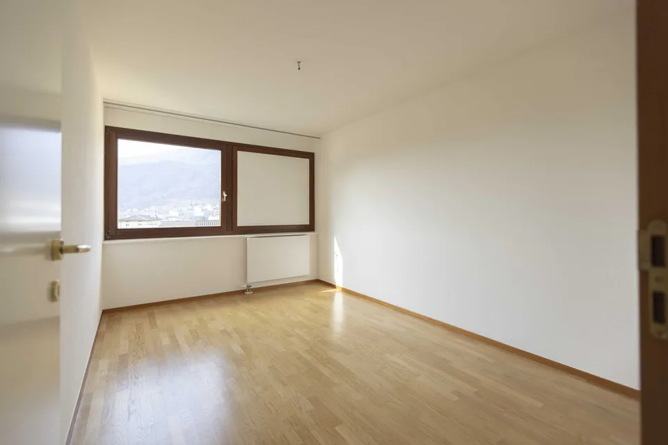 GERÄUMIGES 4.5-ZIMMER-WOHNUNG MIT TERRASSE UND FREIER AUSSICHT IN CADEMPINO