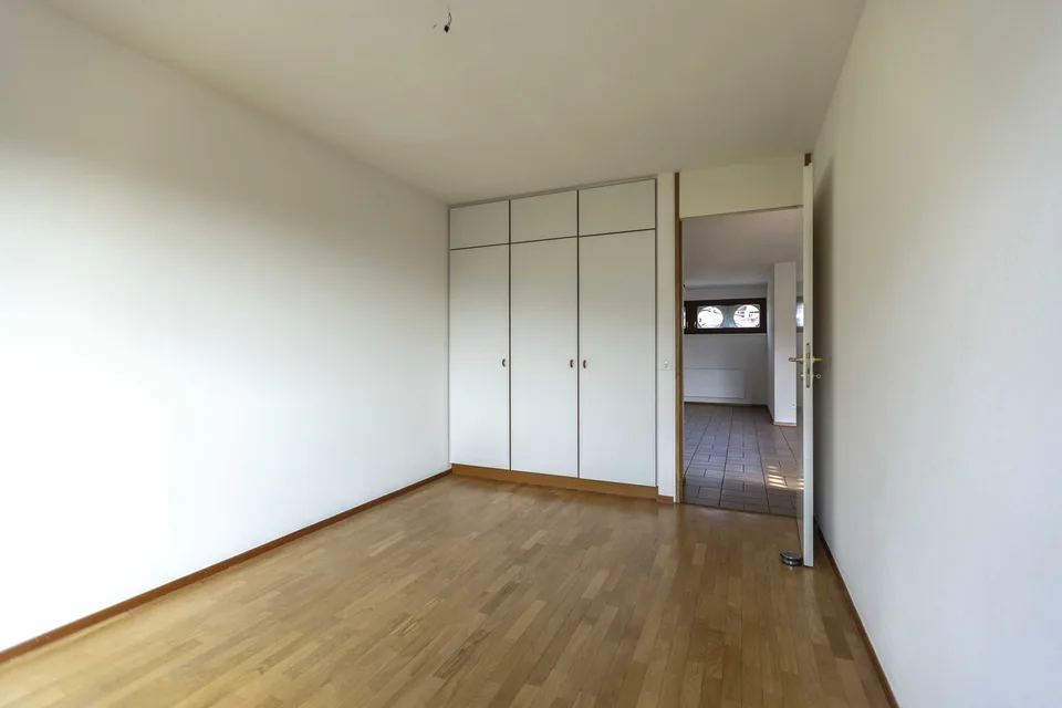 GERÄUMIGES 4.5-ZIMMER-WOHNUNG MIT TERRASSE UND FREIER AUSSICHT IN CADEMPINO