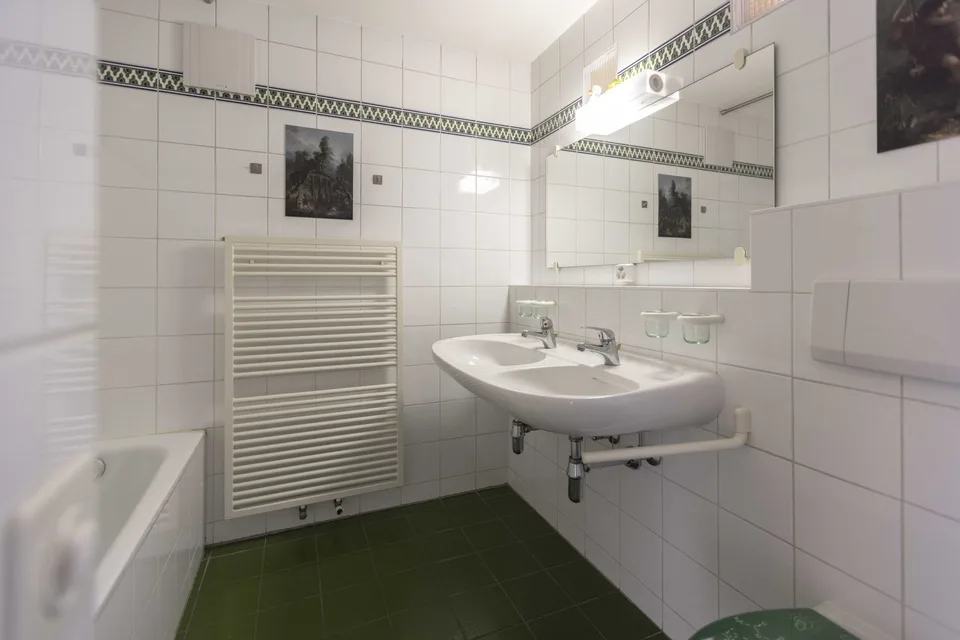 GERÄUMIGES 4.5-ZIMMER-WOHNUNG MIT TERRASSE UND FREIER AUSSICHT IN CADEMPINO