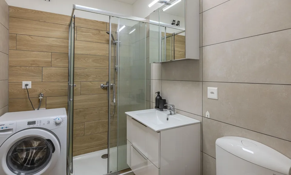 GELEGENHEIT - GROßES 3.5 ZIMMER APARTMENT MIT BALKON IN LUGANO FIGINO
