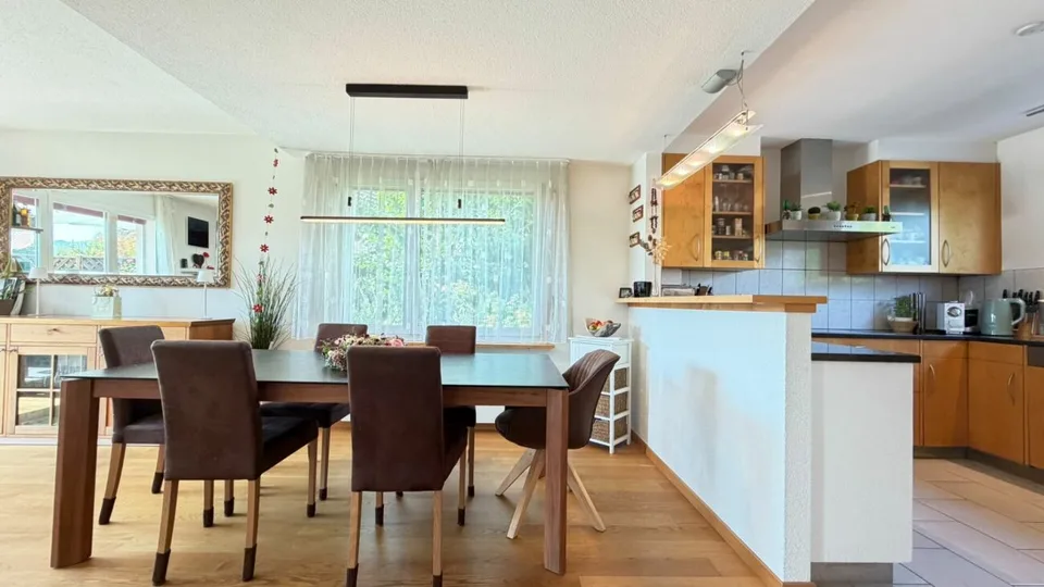 Maison unifamiliale spacieuse avec garage, beaucoup d'espace et belle disposition des pièces