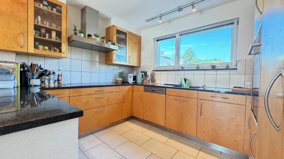 Maison unifamiliale spacieuse avec garage, beaucoup d'espace et belle disposition des pièces