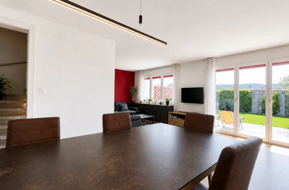 Maison unifamiliale spacieuse avec garage, beaucoup d'espace et belle disposition des pièces