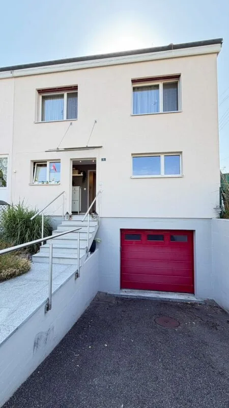 Maison unifamiliale spacieuse avec garage, beaucoup d'espace et belle disposition des pièces