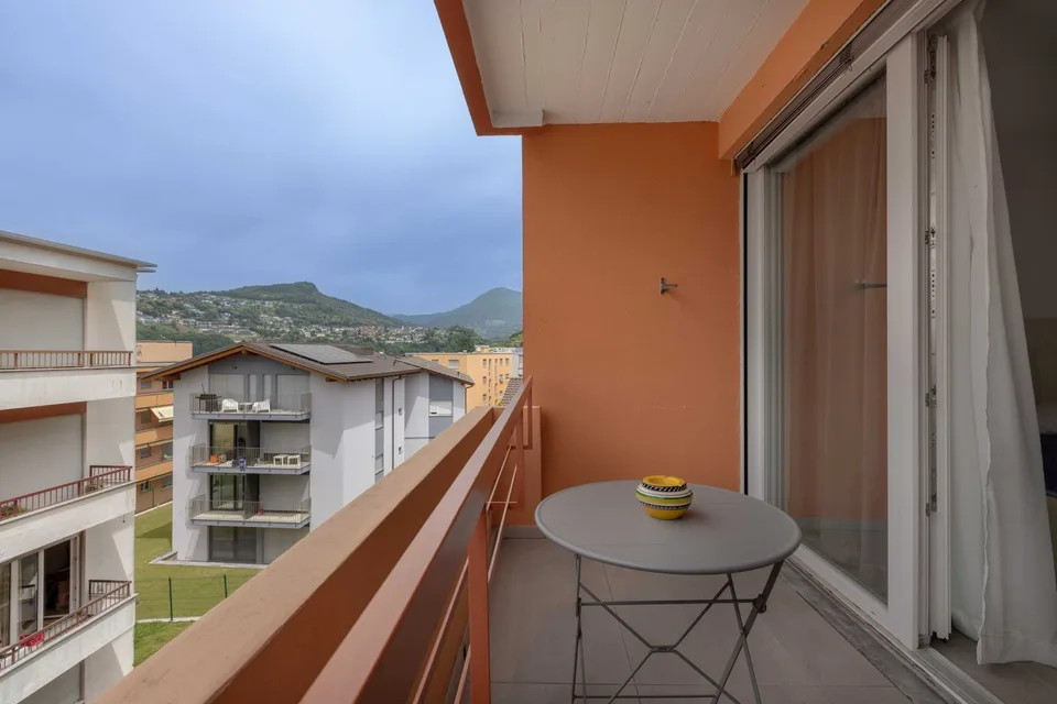 ELEGANTES 1.5-ZIMMER-WOHNUNG WIE NEU IN LUGANO PREGASSONA