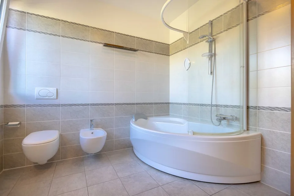 SPACIOUS VILLA 5.5 WITH GARDEN AND LAKE VIEW IN COLLINA D'ORO