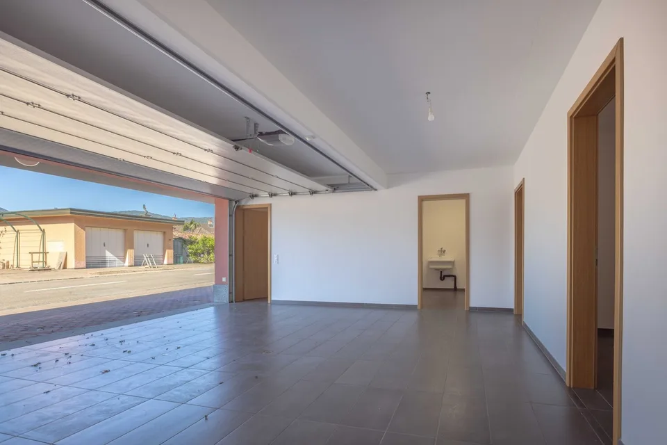 SPACIOUS VILLA 5.5 WITH GARDEN AND LAKE VIEW IN COLLINA D'ORO
