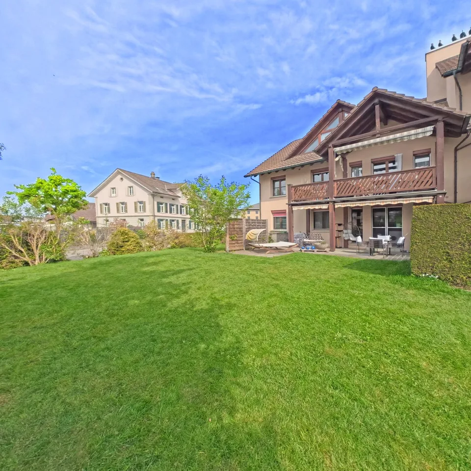 Charmante 4,5-Zi Wohnung mit 143 m² Garten und einem hellen 29m² grossen Hobbyraum