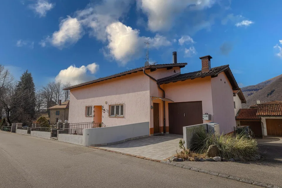 Geräumige 6.5-Zimmer-Villa im Grünen in Breno
