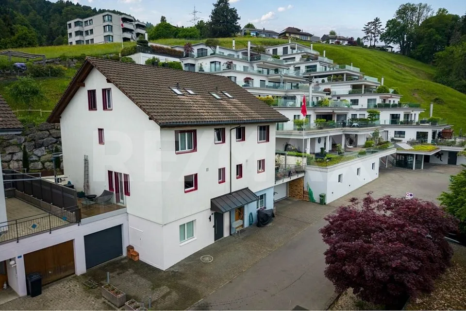 Gelegenheit - Moderne 6.5-Zimmer-Doppelhaushälfte in Galgenen zu kaufen