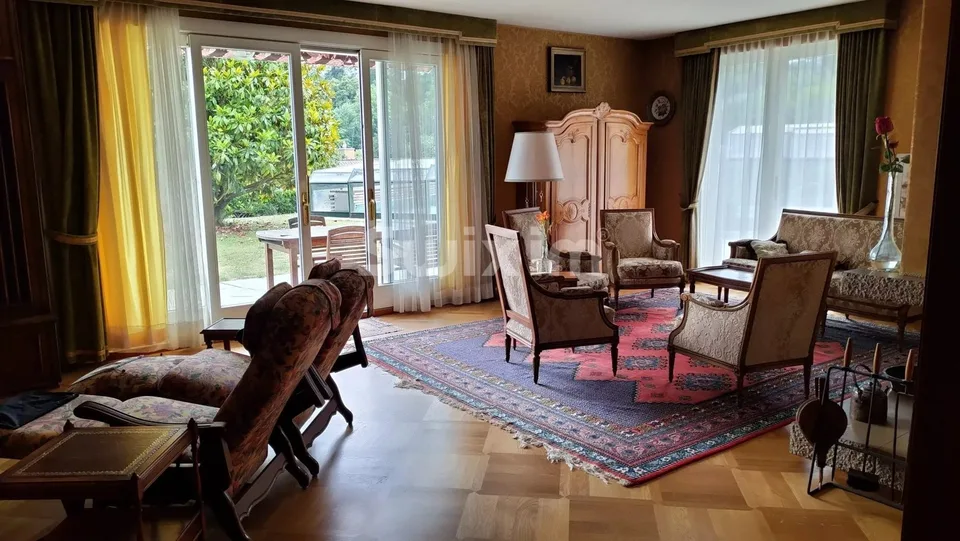 Villa-apartment with pool and lake view