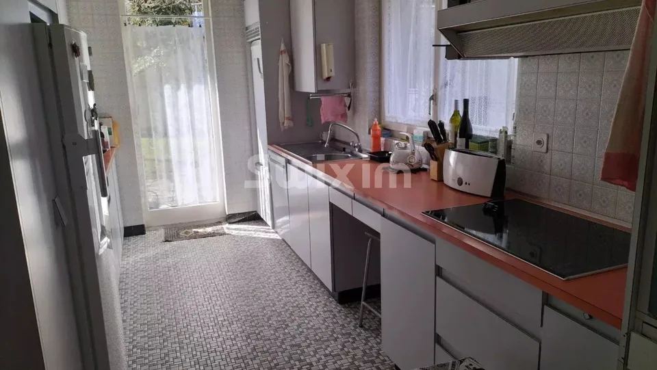 Villa-apartment with pool and lake view