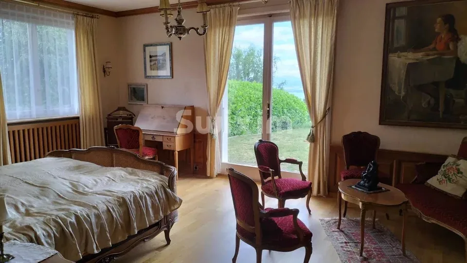 Villa-apartment with pool and lake view