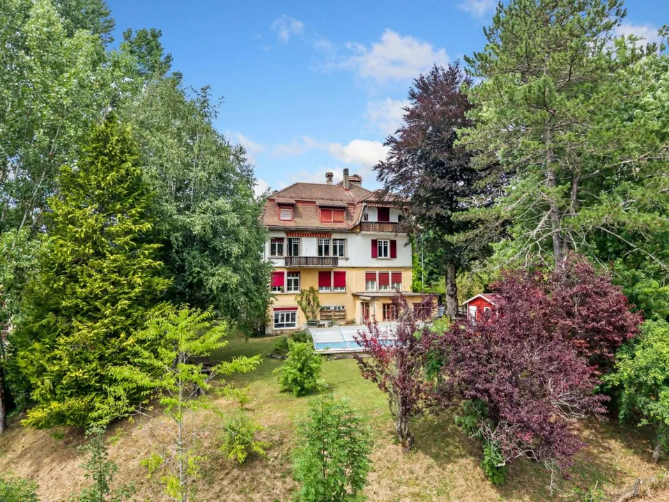 Casa padronale con 4 appartamenti e piscina