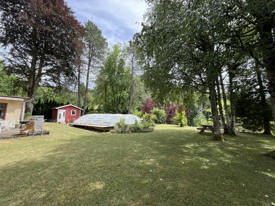 Casa padronale con 4 appartamenti e piscina