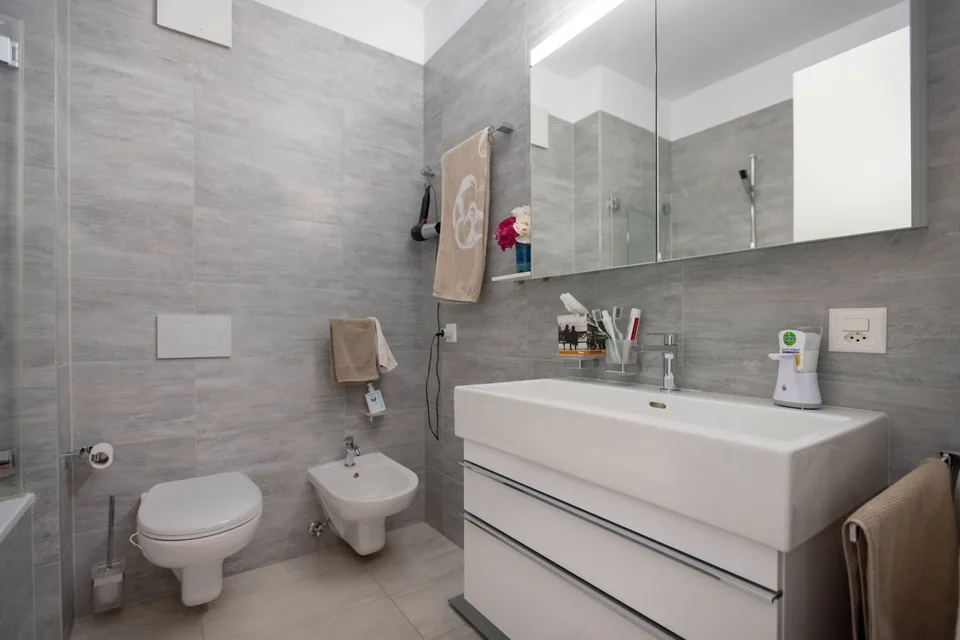 Spacious and modern 4.5-room apartment with high standards and terrace in Breganzona