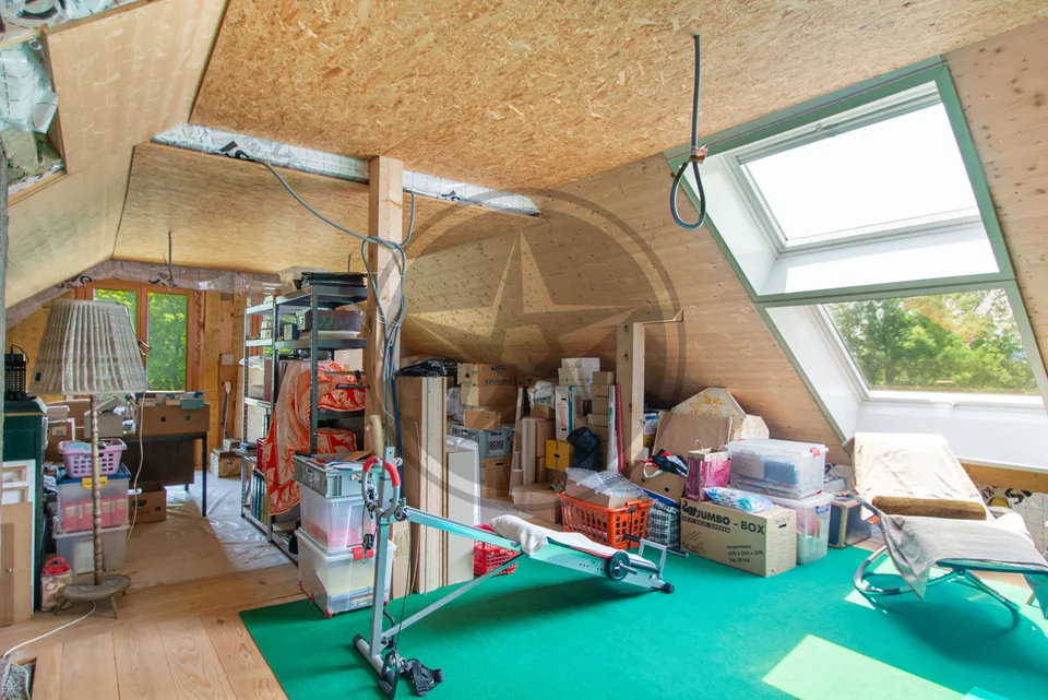 Ferme mitoyenne rénovée avec logements, grange et terrain à bâtir