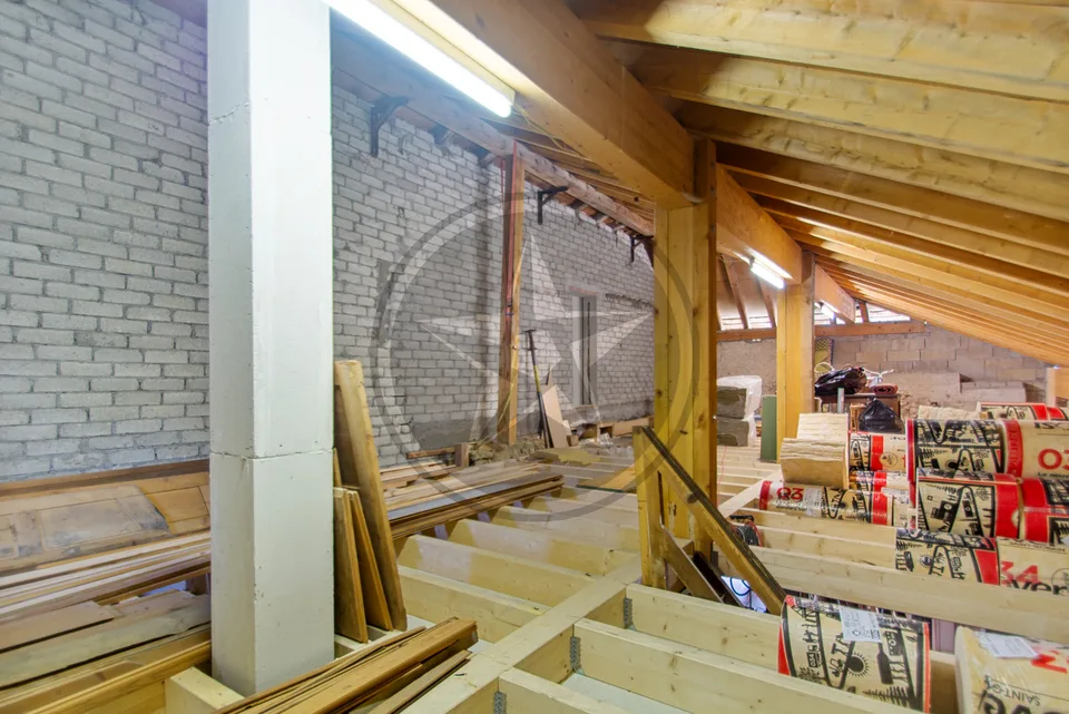 Ferme mitoyenne rénovée avec logements, grange et terrain à bâtir