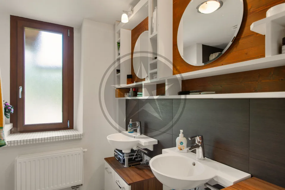 Ferme mitoyenne rénovée avec logements, grange et terrain à bâtir