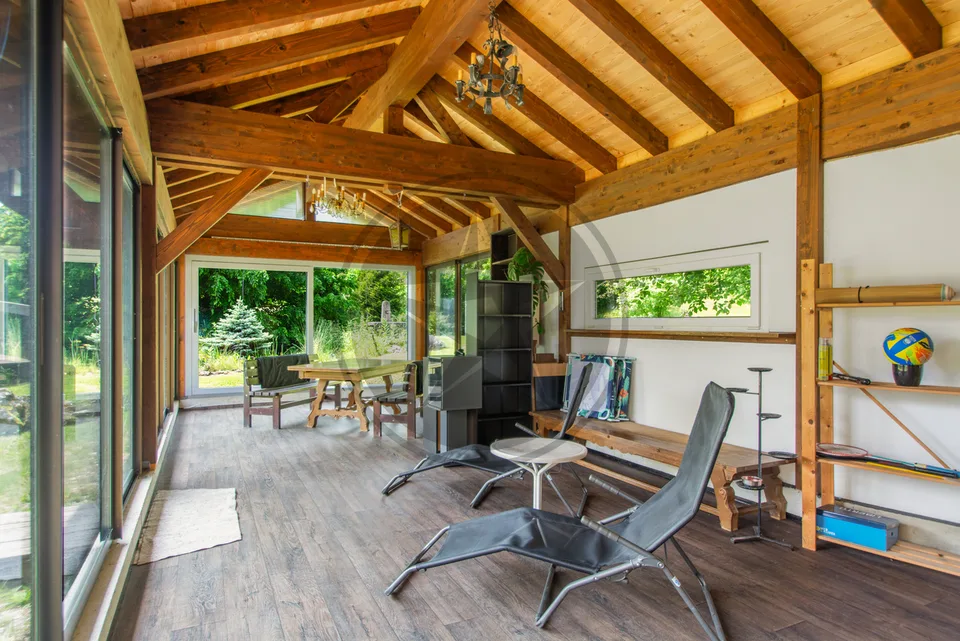 Ferme mitoyenne rénovée avec logements, grange et terrain à bâtir