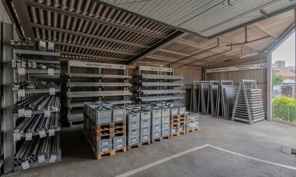 GRAND ESPACE ARTISANAL/COMMERCIAL 7.5 LOCALI À BALERNA