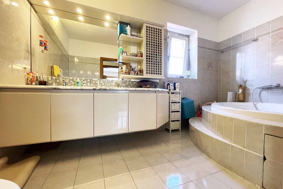 Stunning Single-Family Villa 4.5 Rooms with Garden in Stabio