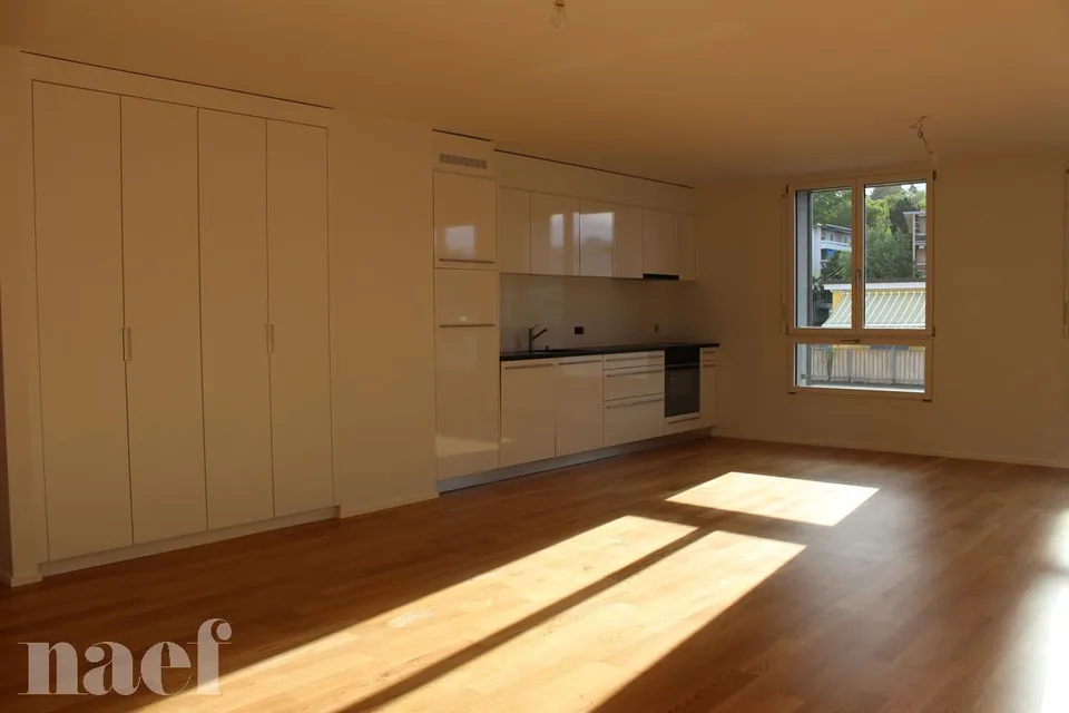 Studio moderne et lumineux idéalement situé dans le quartier de Chailly. Desservi par les transports publiques, le centre ville de Lausanne est rapidement accessible.