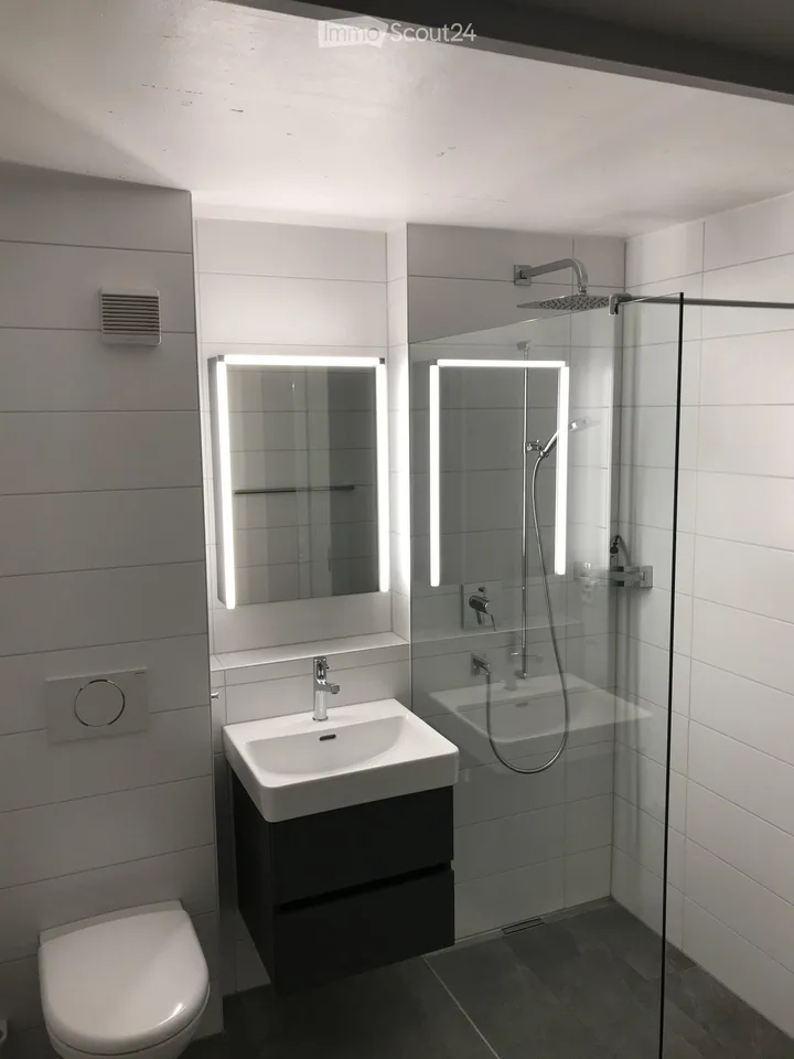 Affascinante casa a schiera di 7 locali a Moosseedorf con posto auto – disponibile immediatamente!