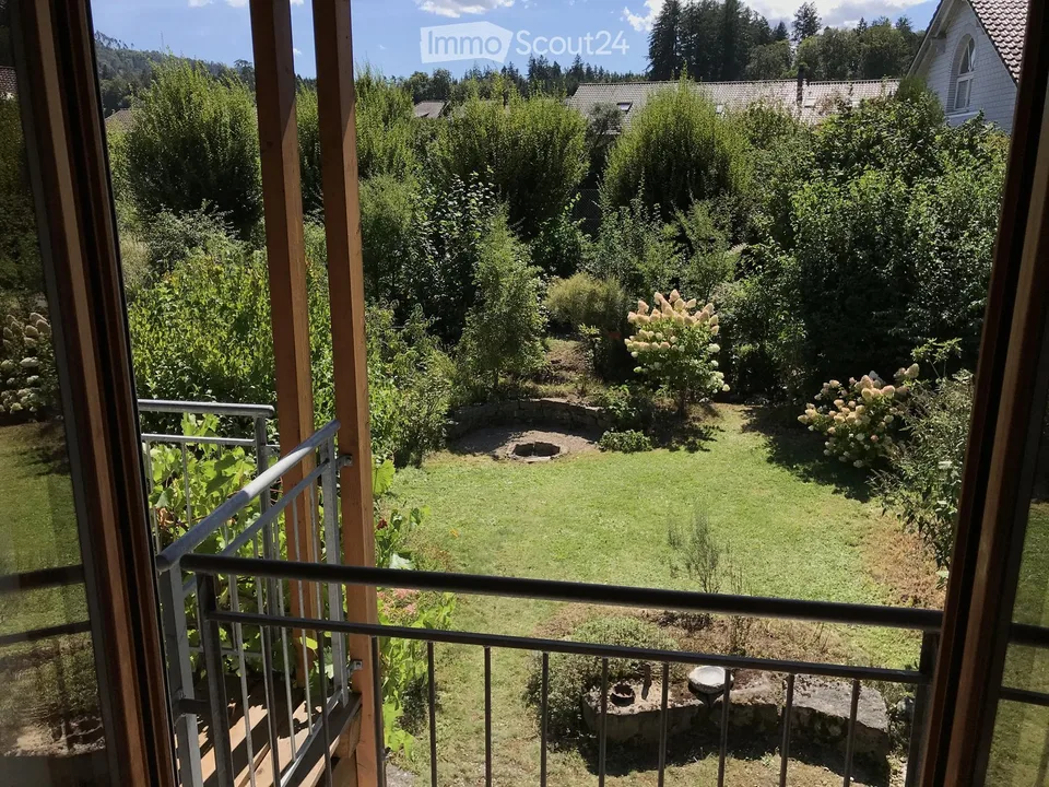 Affascinante casa a schiera di 7 locali a Moosseedorf con posto auto – disponibile immediatamente!