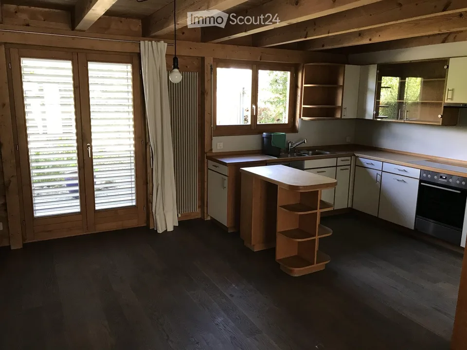 Affascinante casa a schiera di 7 locali a Moosseedorf con posto auto – disponibile immediatamente!