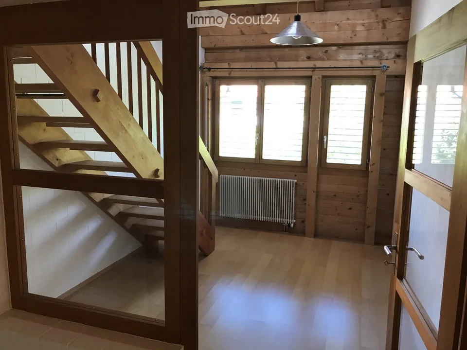 Affascinante casa a schiera di 7 locali a Moosseedorf con posto auto – disponibile immediatamente!