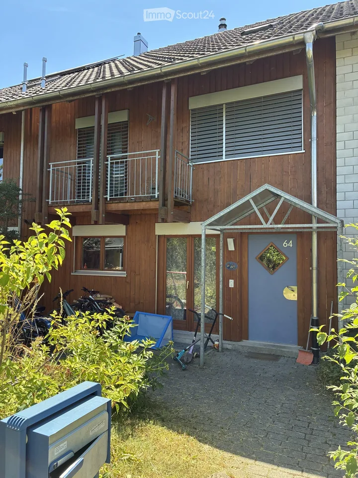 Charmantes 7-Zimmer-Reihenhaus in Moosseedorf inkl. Einstellhallenplatz – Sofort verfügbar!