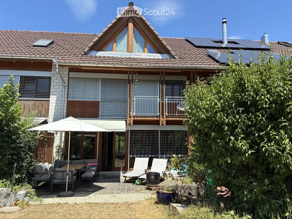 Affascinante casa a schiera di 7 locali a Moosseedorf con posto auto – disponibile immediatamente!