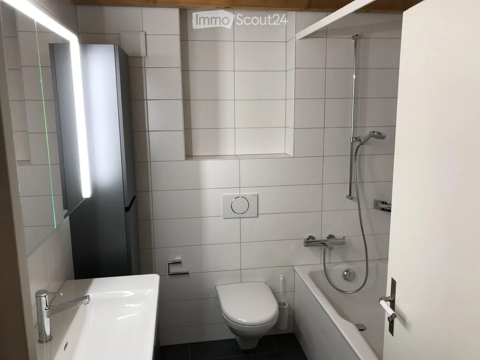 Affascinante casa a schiera di 7 locali a Moosseedorf con posto auto – disponibile immediatamente!