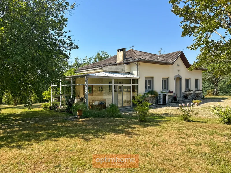 A charming, renovated house full of charm and character on its wooded park