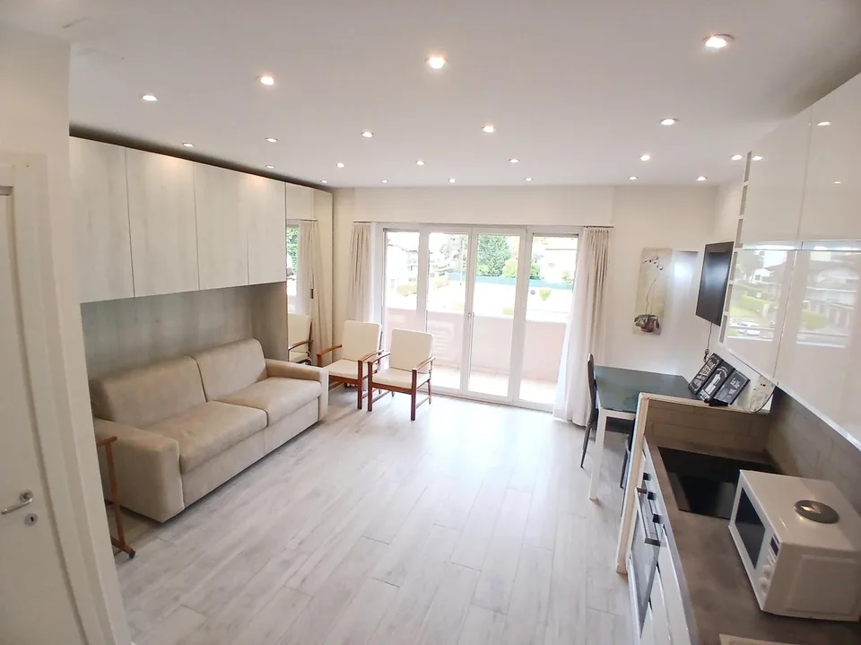 INVESTIMENTO - MONOLOCALE RINNOVATO CON BALCONE AD AGNO