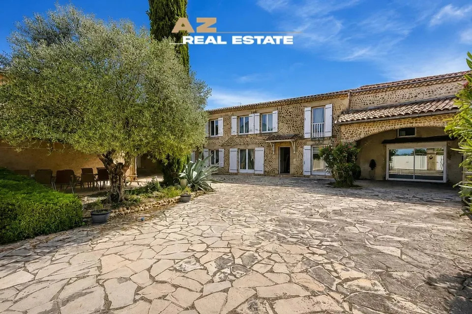 PROPRIETE DE CHARME DANS UN VILLAGE MEDIEVAL  610 000 EURO