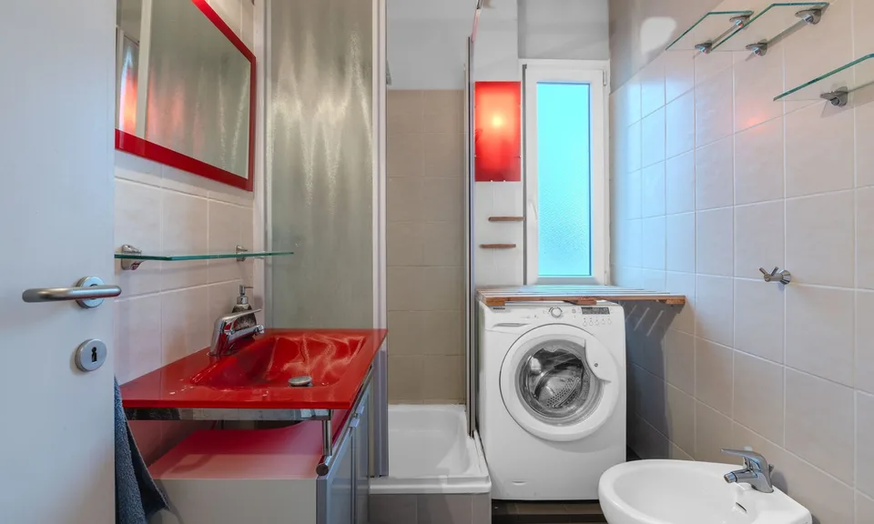 GELEGENHEIT - GROßES 3.5 ZIMMER-WOHNUNG MIT GARAGE UND FREIER AUSSICHT IN LUGANO