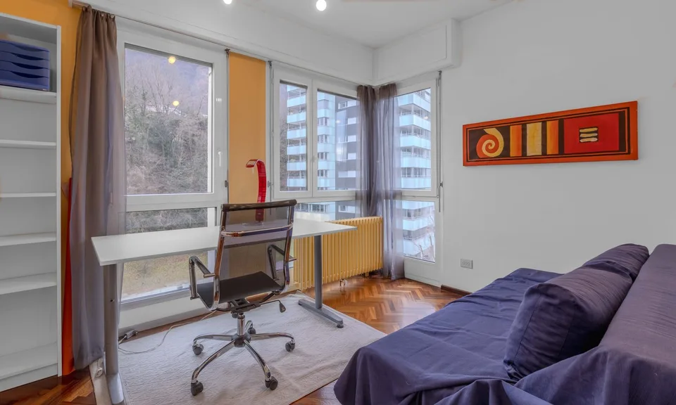 GELEGENHEIT - GROßES 3.5 ZIMMER-WOHNUNG MIT GARAGE UND FREIER AUSSICHT IN LUGANO