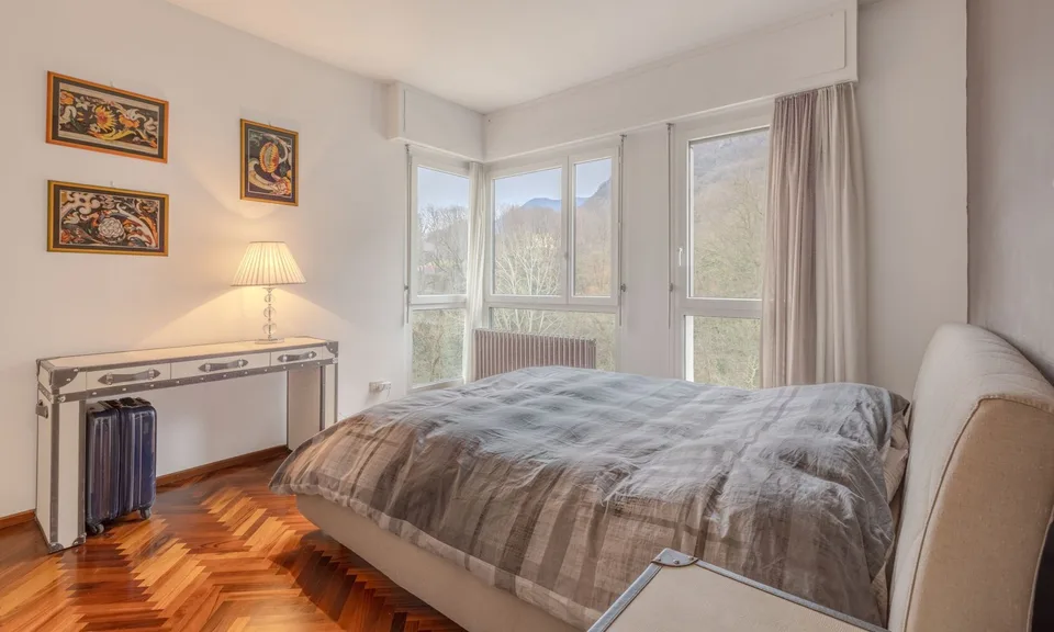 GELEGENHEIT - GROßES 3.5 ZIMMER-WOHNUNG MIT GARAGE UND FREIER AUSSICHT IN LUGANO