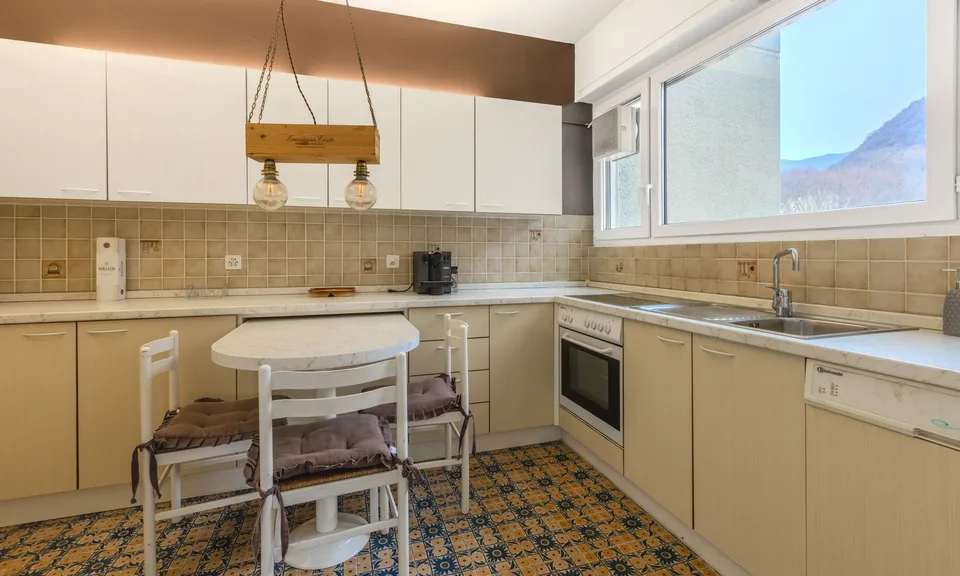 GELEGENHEIT - GROßES 3.5 ZIMMER-WOHNUNG MIT GARAGE UND FREIER AUSSICHT IN LUGANO