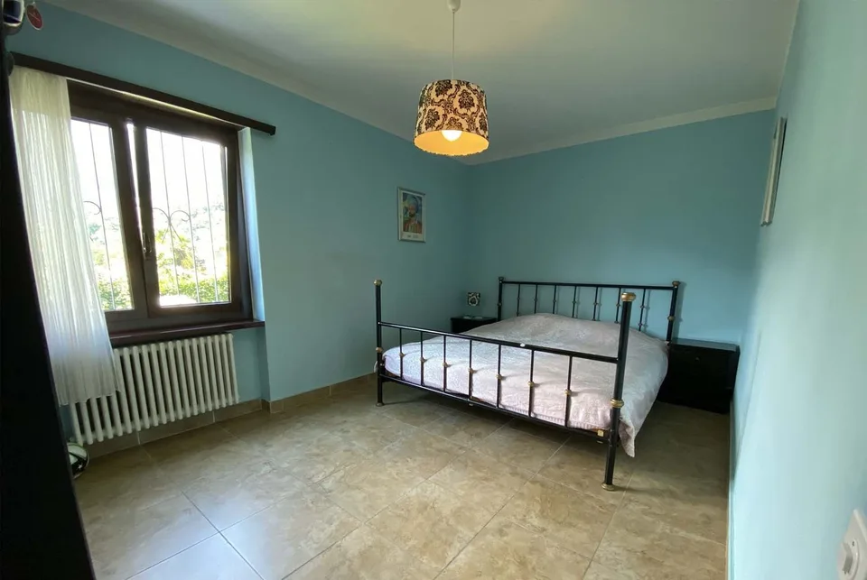 BIFAMILIENHAUS MIT 8,5 ZIMMERN UND BAUGRUNDSTÜCK IN LAMONE